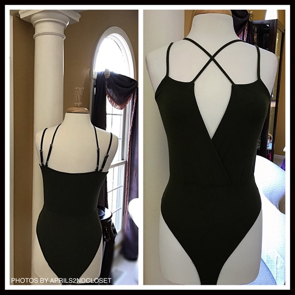 STRAPPY CUTOUT V-NECK BODYSUIT - Picture 3 of 8